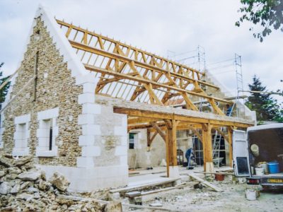 Construction d'un garage en pierre et en vieux bois